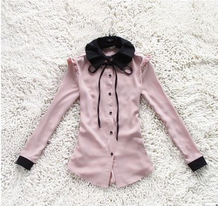 我有一件灰色的大V领针织衫,想找一件里面配的