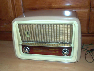 极为少见的熊猫601-2G电子管收音机(左侧猫眼