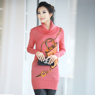 玫红色的中长款羽绒服配什么颜色的毛衣好看,