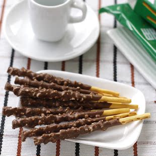  乐天杏仁巧克力棒 限区包邮韩国进口 零食饼干 可可棒 绿盒装32g