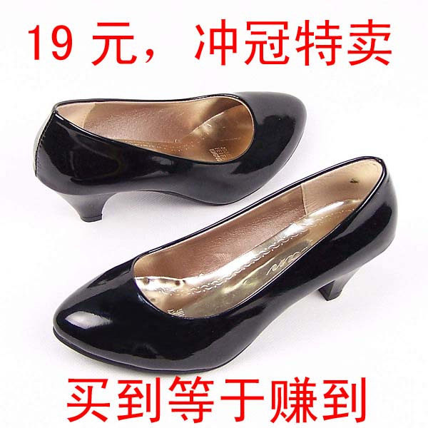 特价2010新款韩版四季百搭 女鞋漆皮单鞋<span class=H>中跟</span>工作鞋 黑\白色 秒杀