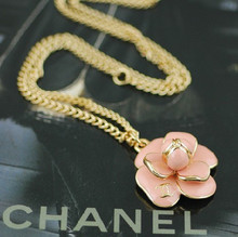 Mostradores de venta especial con una hermosa sección de flor en flor brote collar de oro estética K plateado