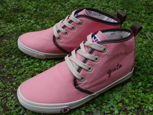 求皮质低帮,无内增高,棕色或白色的帆布鞋–淘