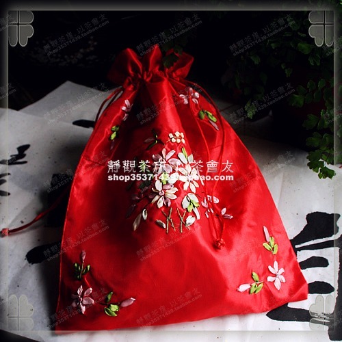 大号红色收束口穿花抽绳锦囊:汉服布鞋收纳新年结婚礼物包装锦袋在类目 收纳整理, 家庭收纳用具, 收纳架, 首饰架中 - 来自Buy2taobao.com提供专业的淘宝代购服务