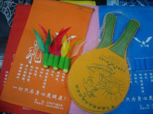 正品羽飞 彩色环保板羽球拍套装 2拍5个三毛球 送网兜+三毛球拍套