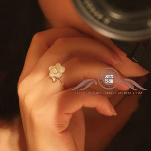  气质贝壳茶花单钻戒指女钛钢镀18K玫瑰金开口彩金尾戒指环礼物