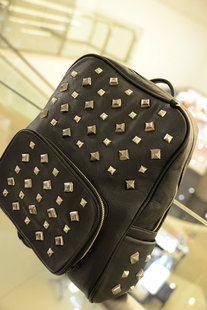  欧美范儿MCM牛皮手感铆钉包双肩包潮女包学生背包