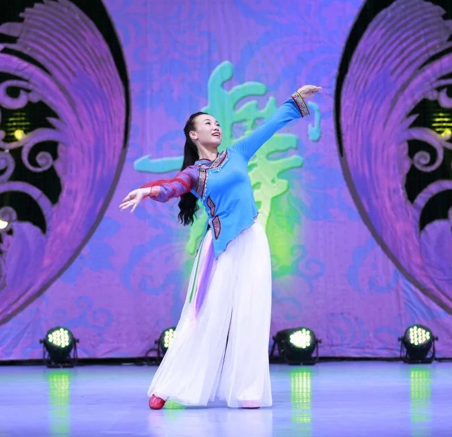 2015年新款红草莞儿杨艺广场舞服装格格 阿妈佛心上的一朵莲