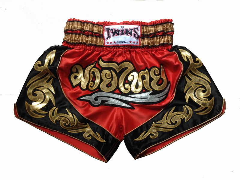 新款上市 泰拳褲 泰拳 搏擊 MMA 短款 泰産新經典 紅配黑刺繡在類目 運動/瑜伽/健身/球迷用品, 跆拳道/武術/搏擊, 拳擊/散打/泰拳, 拳擊服中 - 來自Buy2taobao.com提供專業的淘寶代購服務