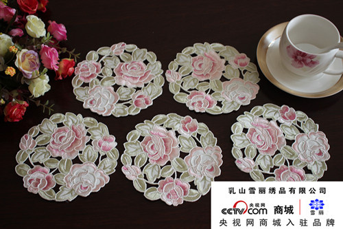 雪丽绣品 布艺刺绣 满工 餐垫 杯垫花瓶垫 碗垫 桌垫盘垫 12CM在类目 居家布艺, 缝纫DIY材料、工具及成品, 布艺DIY成品, 杯垫中 - 来自Buy2taobao.com提供专业的淘宝代购服务