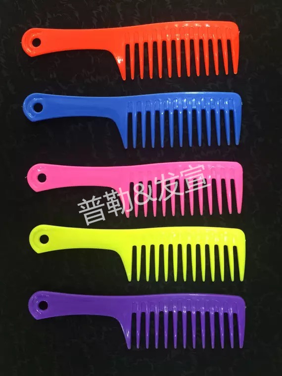 洗头梳大把宽齿塑料梳子大齿胶梳卷发美发专用梳长发不易断大刀梳在类目 家庭/个人清洁工具, 个人洗护清洁用具, 梳子/便携用镜, 梳子/化妆梳/按摩梳中 - 来自Buy2taobao.com提供专业的淘宝代购服务