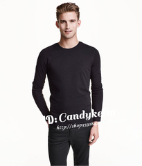 粉色外套白色帆布鞋浅色牛仔裤搭配什么打底衫