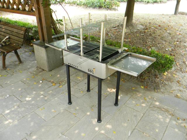 户外驴友酒店别墅庭院家用折叠便携304不锈钢木炭烧烤炉BBQ在类目 户外/登山/野营/旅行用品, 炉具/餐具/野餐烧烤用品, 烧烤炉/烤架中 - 来自Buy2taobao.com提供专业的淘宝代购服务