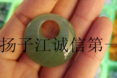 天然东陵玉精雕平安扣吊坠 东陵玉平安扣鼓型挂件新款在类目 珠宝/钻石/翡翠/黄金, 其他天然玉石, 东陵石(新), 颈饰中 - 来自Buy2taobao.com提供专业的淘宝代购服务
