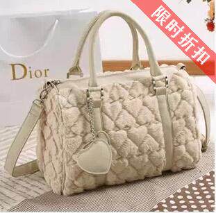 型男穿搭:初夏<em>如何穿马甲</em>__挎着<em>包包</em>逛世界