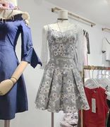 艾丽轩秋季镂空蕾丝，拼接七分袖连衣裙，收腰显瘦两件套印花短裙