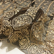 网纱金色立体绣花蕾丝布料，裙料定制服饰，面料加密刺绣连衣