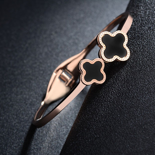 双四叶草手镯女款时尚手环钛钢，彩金镀18k玫瑰金手链(金手链)黑色简约气质