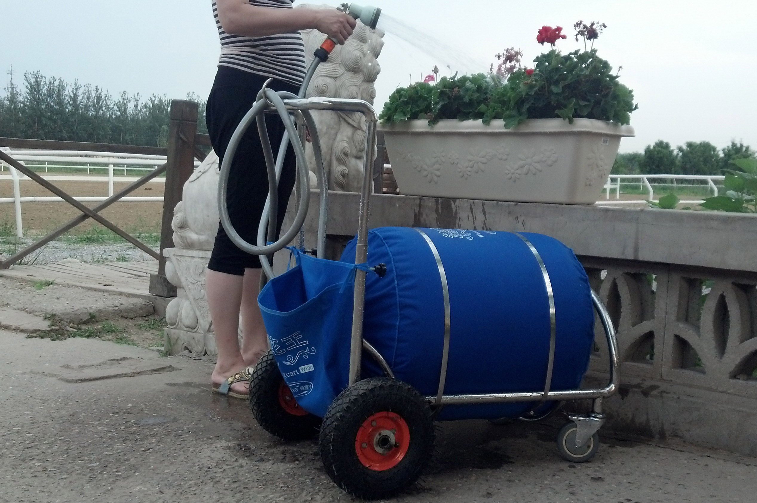 绿屋子浇花王系列产品移动式浇水车_北京绿屋