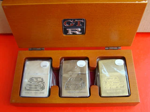 Зажигалка Zippo Оригинальные аутентичные подлинной Zippo зажигалка 1993 Nissan GT-r автомобиль деревянной коробке набор из трех Посвященным Чистая медь, Серебро Зажигалка Zippo Оригинальные аутентичные подлинной Zippo зажигалка 1993 Nissan GT-r автомобиль деревянной коробке набор из трех Посвященным Чистая медь, Серебро
