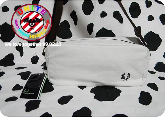 Сумка FRED PERRY b/0055 FRED PERRY Холщевка Молния Сумка с карманом на молнии Нет Мягкая 100 Одна ручка Сумочка с ремешком Сумка FRED PERRY b/0055 FRED PERRY Холщевка Молния Сумка с карманом на молнии Нет Мягкая 100 Одна ручка Сумочка с ремешком