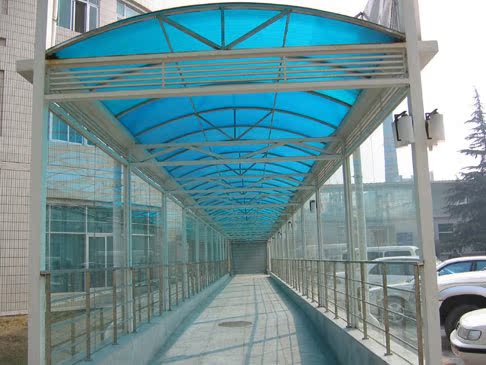 阳光板走廊阳光板所搭建的地下通道阳光板车棚颜色:透明和蓝色为市面
