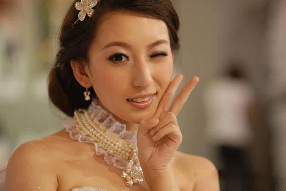 幸福的美女穿婚纱化妆啦图片