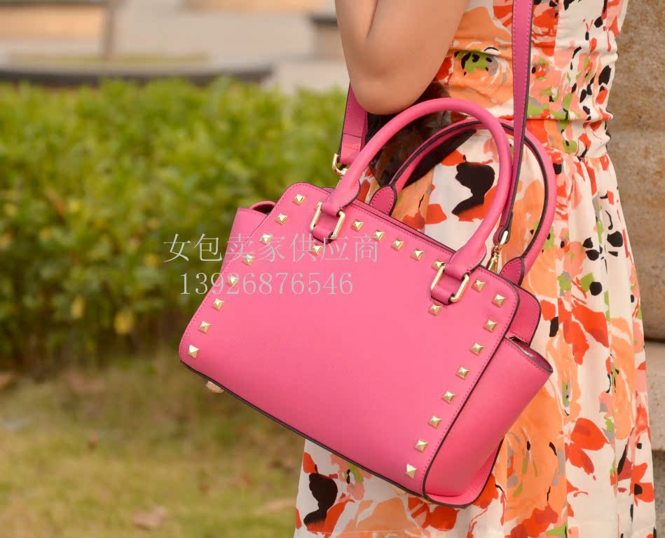 Сумка MK Майкл Kors Сельма m заклепки LV Тайга кожа ручной клади плечо перекинул сумки Сумка MK Майкл Kors Сельма m заклепки LV Тайга кожа ручной клади плечо перекинул сумки