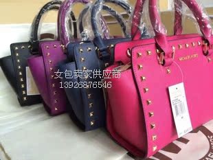 Сумка MK Майкл Kors Сельма m заклепки LV Тайга кожа ручной клади плечо перекинул сумки Сумка MK Майкл Kors Сельма m заклепки LV Тайга кожа ручной клади плечо перекинул сумки