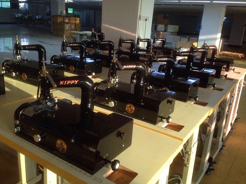 Japan NIPPY day than brand earth Leatherwear Peeling machine / Round knife Peeling machine . Original earth Peeling machine
