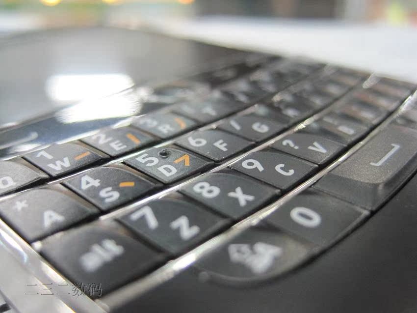Мобильный телефон BlackBerry 9900 Мобильный телефон BlackBerry 9900