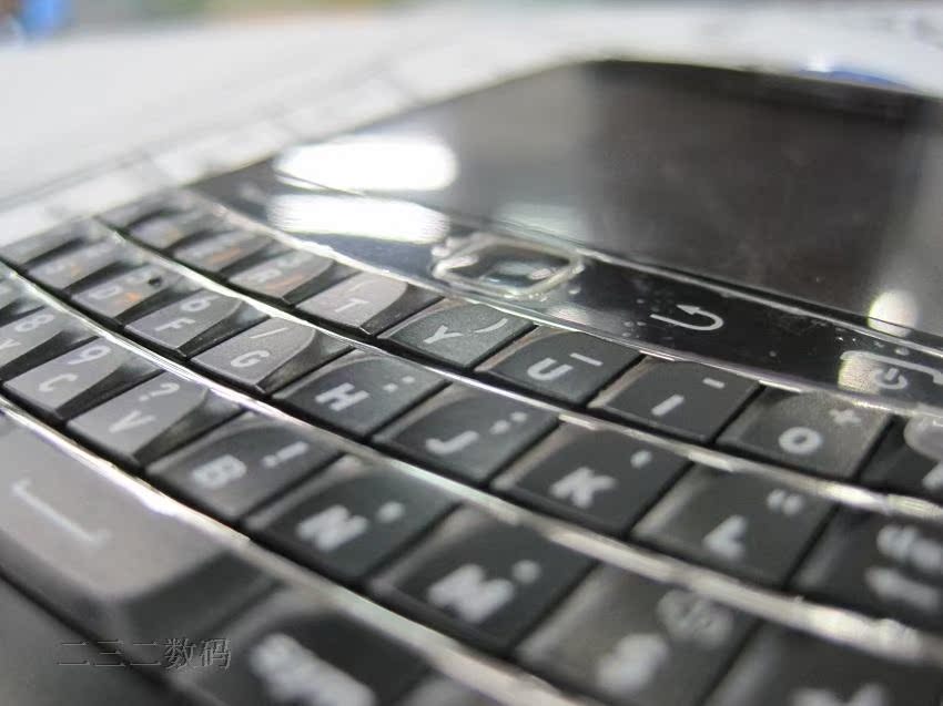 Мобильный телефон BlackBerry 9900 Мобильный телефон BlackBerry 9900