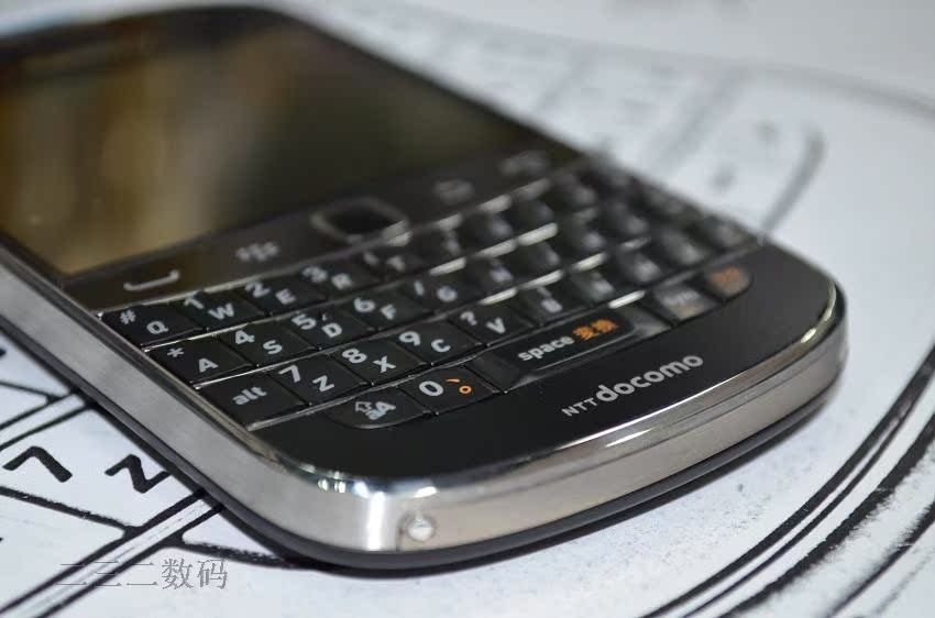 Мобильный телефон BlackBerry 9900 Мобильный телефон BlackBerry 9900