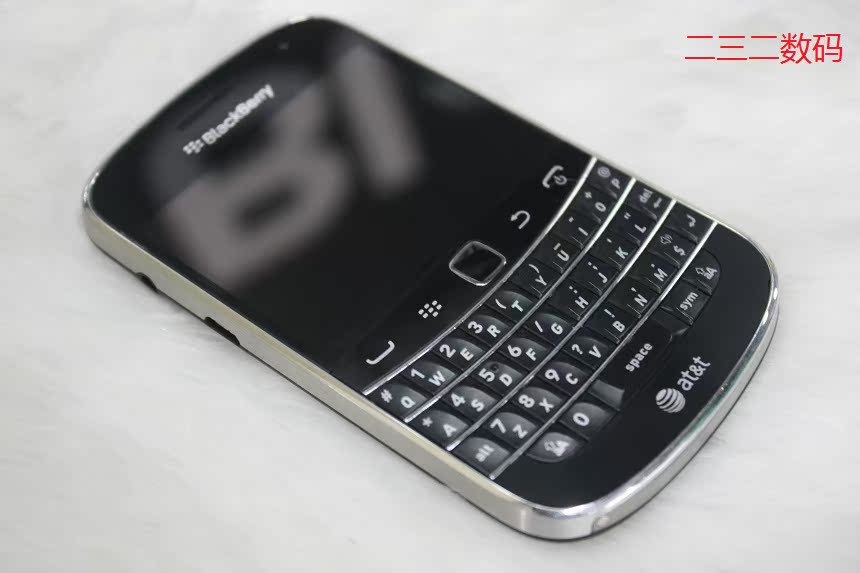 Мобильный телефон BlackBerry 9900 Мобильный телефон BlackBerry 9900