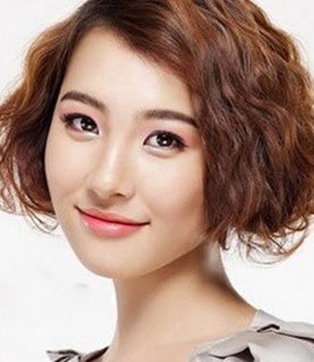 让男友一见倾心2011年流行什么样女生<em>烫发</em>时