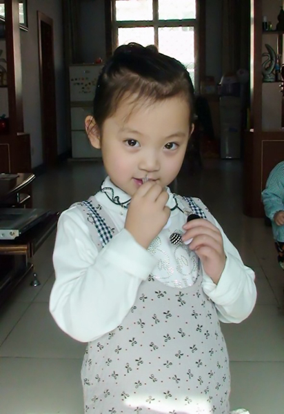 夏日短发<em>3岁小</em>美女示范简单几步打造超美花苞