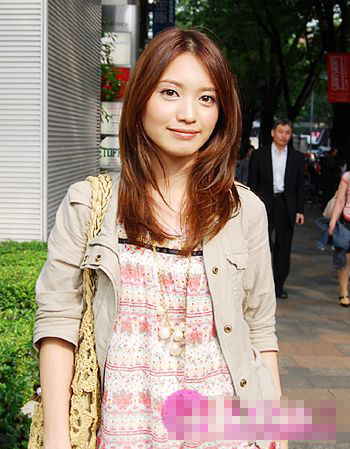 长短卷直<em>长头发</em>的<em>扎</em>花苞头 秋冬<em>发型</em>最新街拍