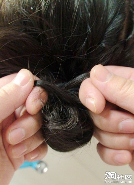 <em>3岁小</em>美女示范简单几步打造超美扎马尾的方法