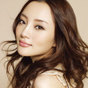 D<em>怎样扎出蓬松的发型</em>IY李小璐甜美中分卷发_