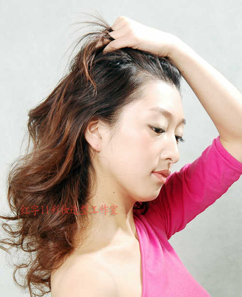 <em>手把手教你</em>2款发型DIY~简卷发<em>扎头发</em>的发型单