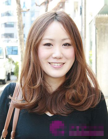 长短卷<em>直长头发</em>的<em>扎</em>花苞头 秋冬发型最新街拍