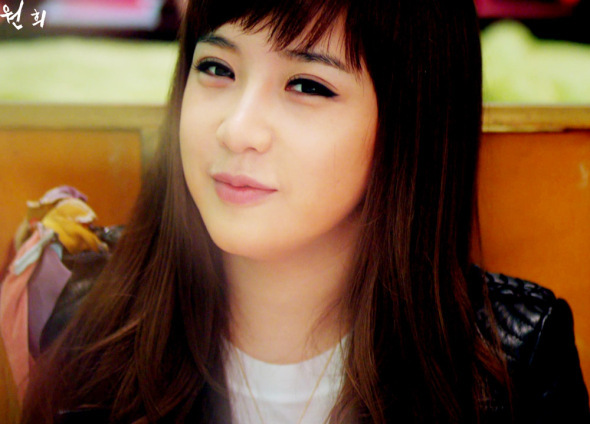 朴春那首 YOU AND I 里穿的那件皮夹克跟那条