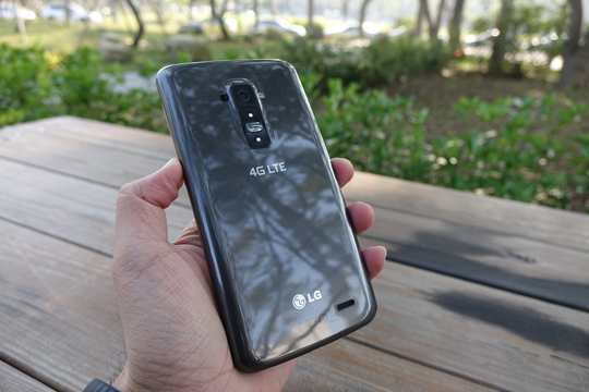 科技感十足的 LG G Flex柔性曲面屏手机!